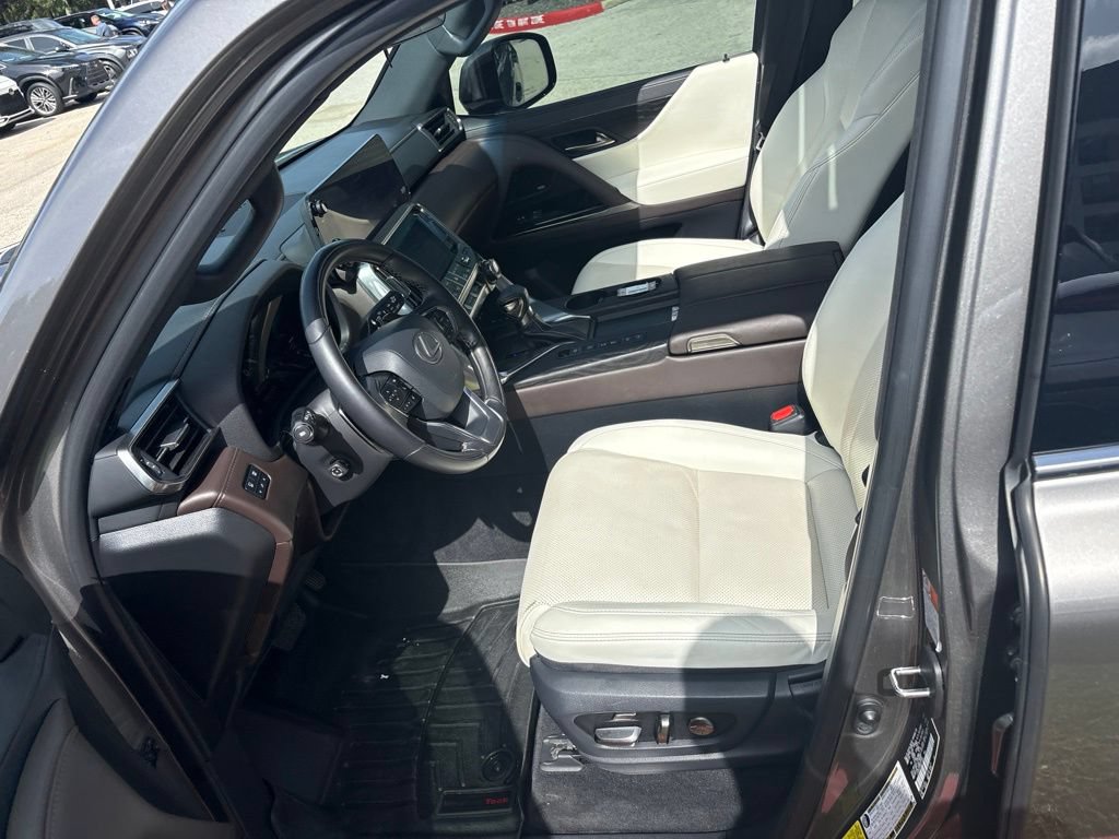Used 2022 Lexus LX 600 4WD w/ Accessory Package (Z1) image 16