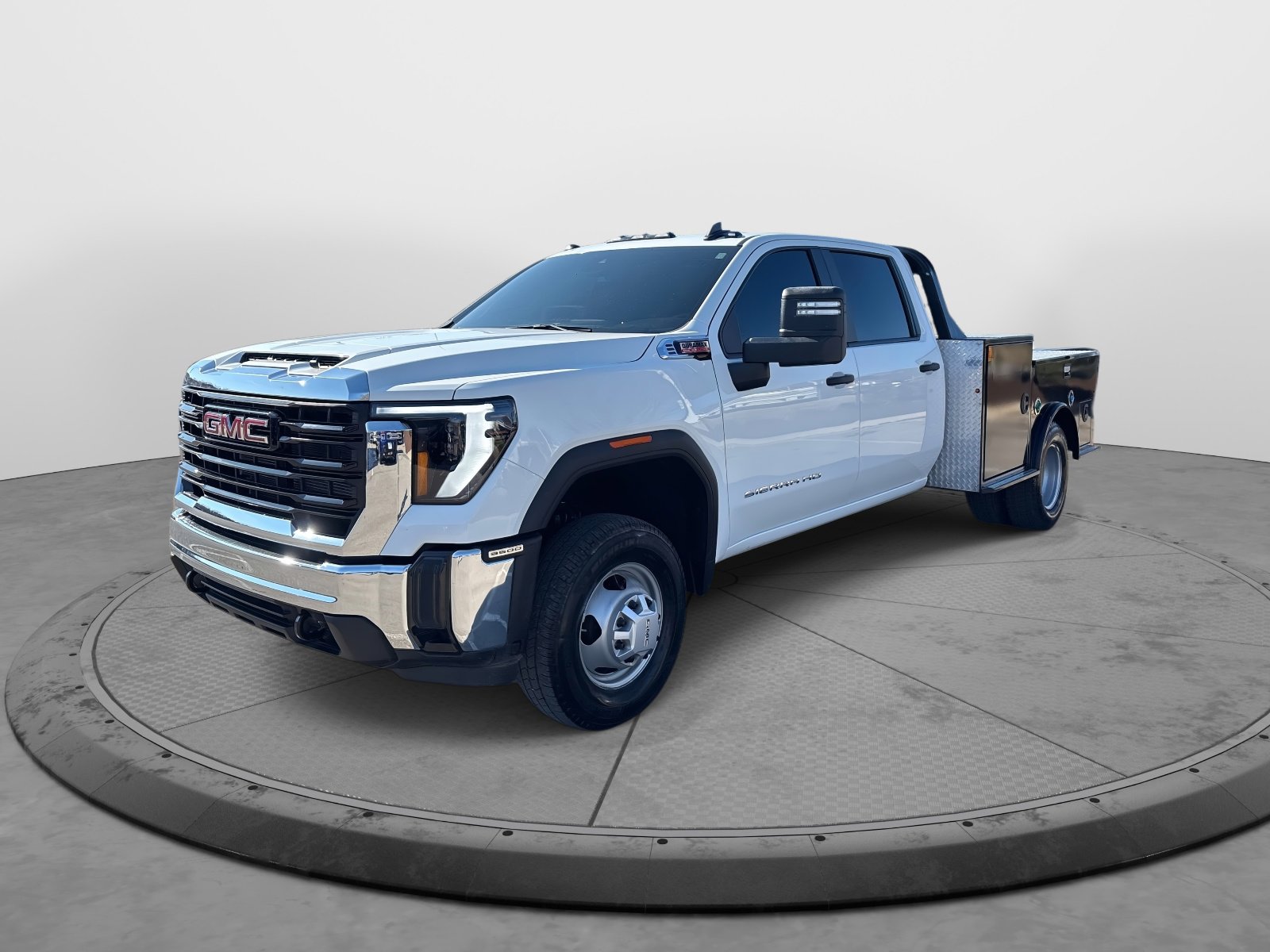 Used 2024 GMC Sierra 3500 Pro w/ Convenience Package image 3