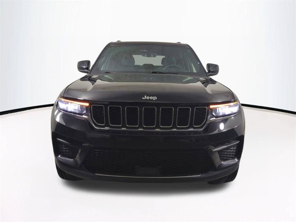 Used 2025 Jeep Grand Cherokee Laredo w/ Luxury Tech Group I AWD/4WD image 3