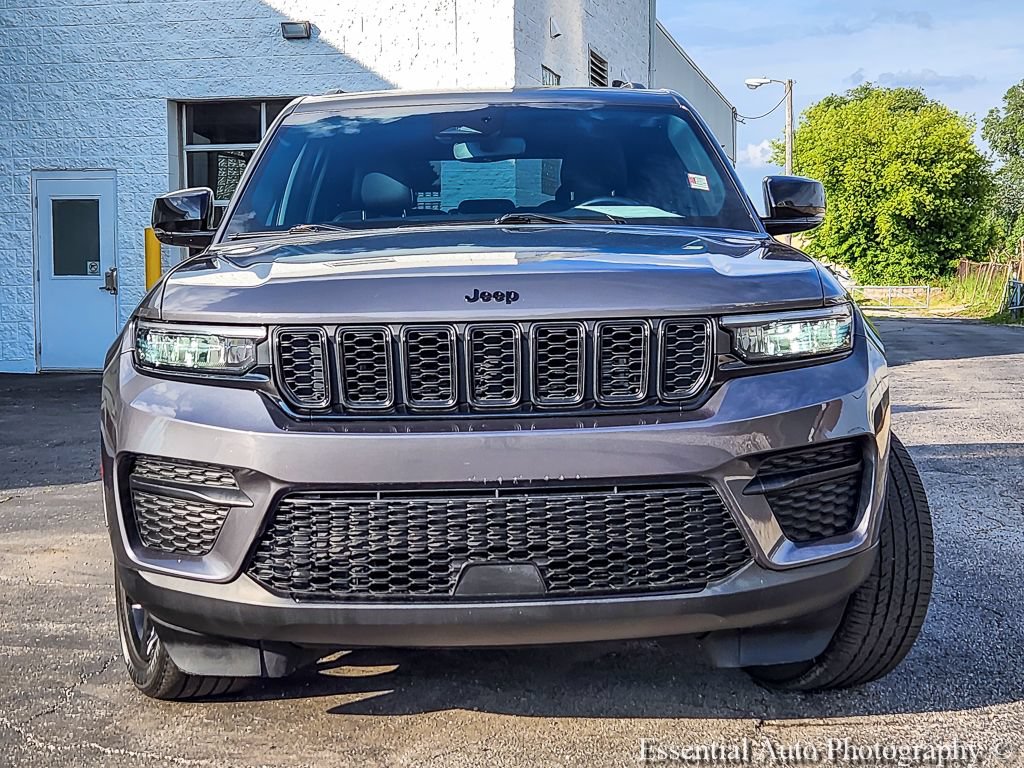 Used 2022 Jeep Grand Cherokee Altitude AWD/4WD image 4