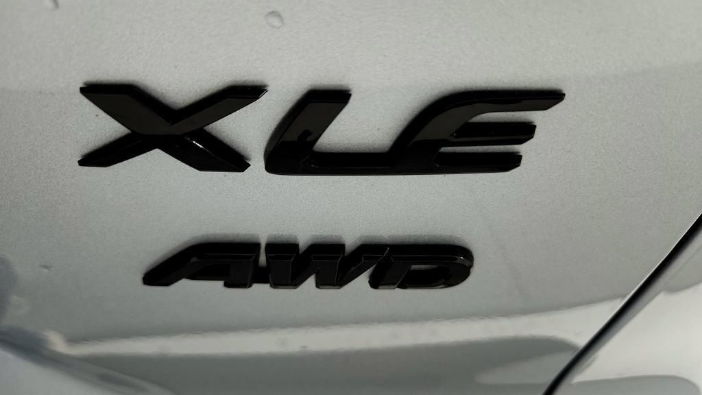 Used 2022 Toyota Corolla Cross XLE w/ Convenience Package AWD/4WD image 14