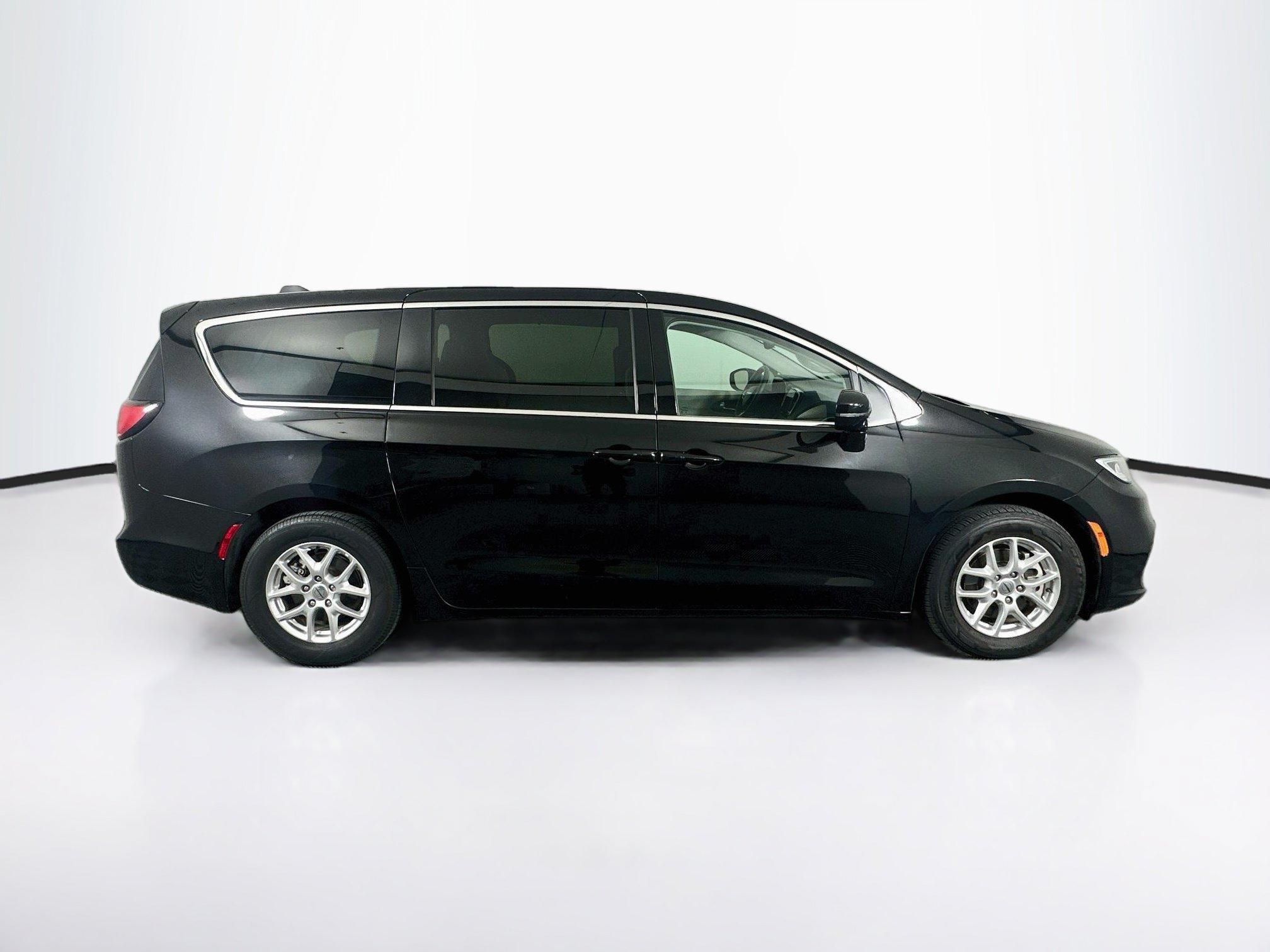 Used 2024 Chrysler Pacifica Touring-L FWD image 10