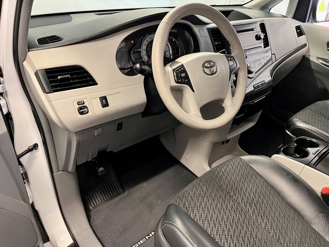 Used 2012 Toyota Sienna SE FWD image 13