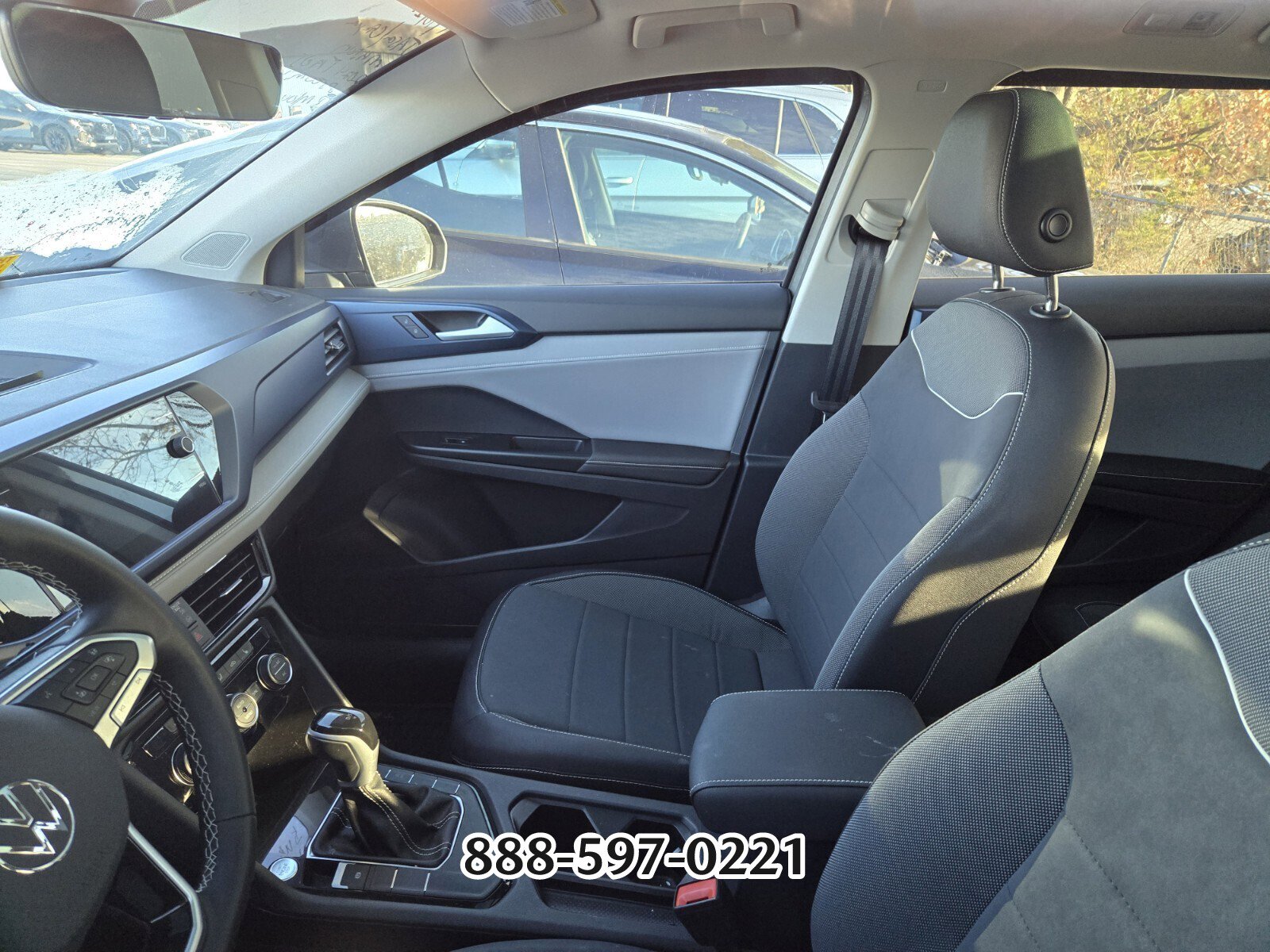 Used 2024 Volkswagen Taos SE w/ Panoramic Sunroof Package image 8