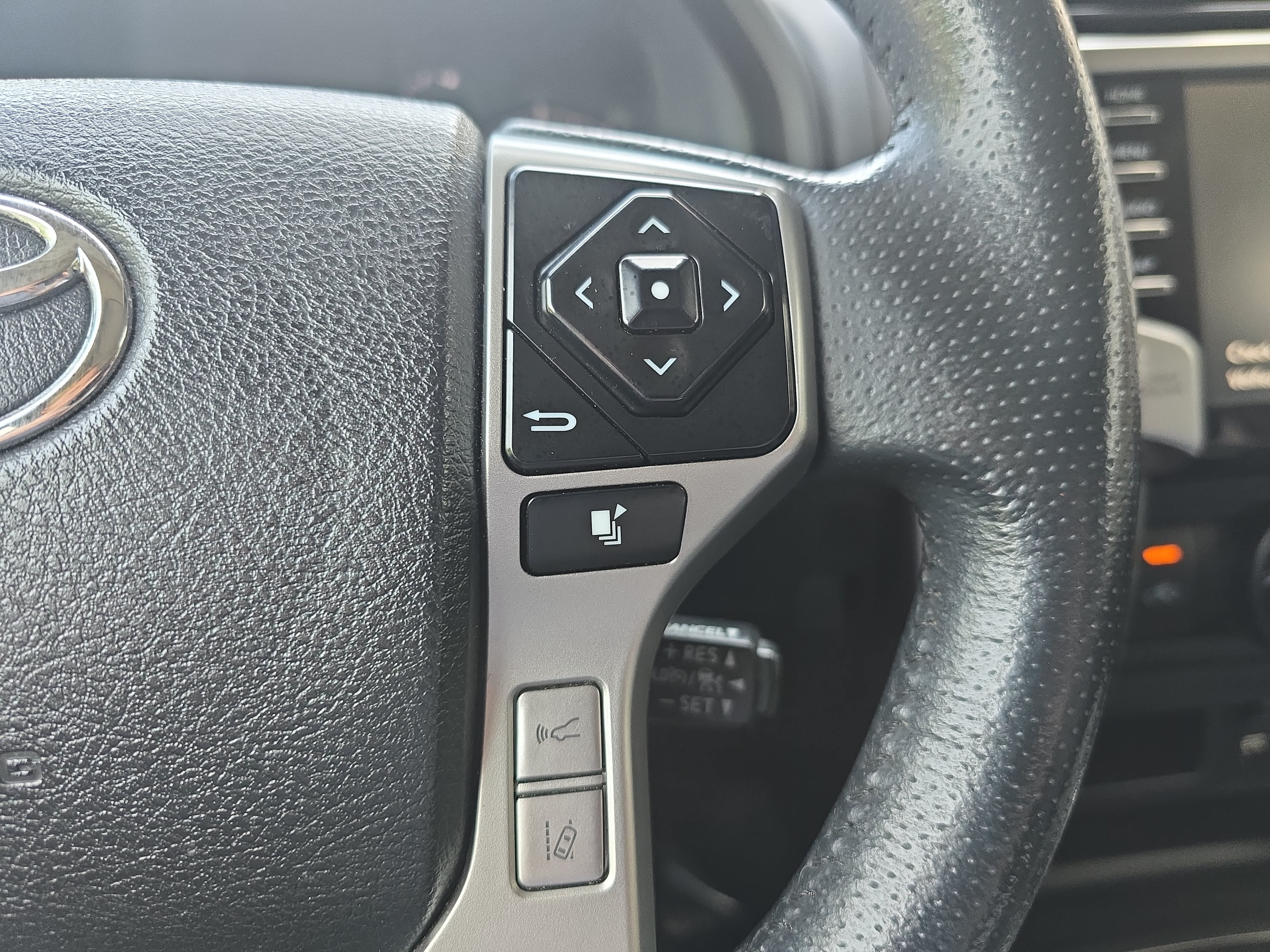 Used 2022 Toyota 4Runner SR5 Premium w/ Moonroof Package AWD/4WD image 18