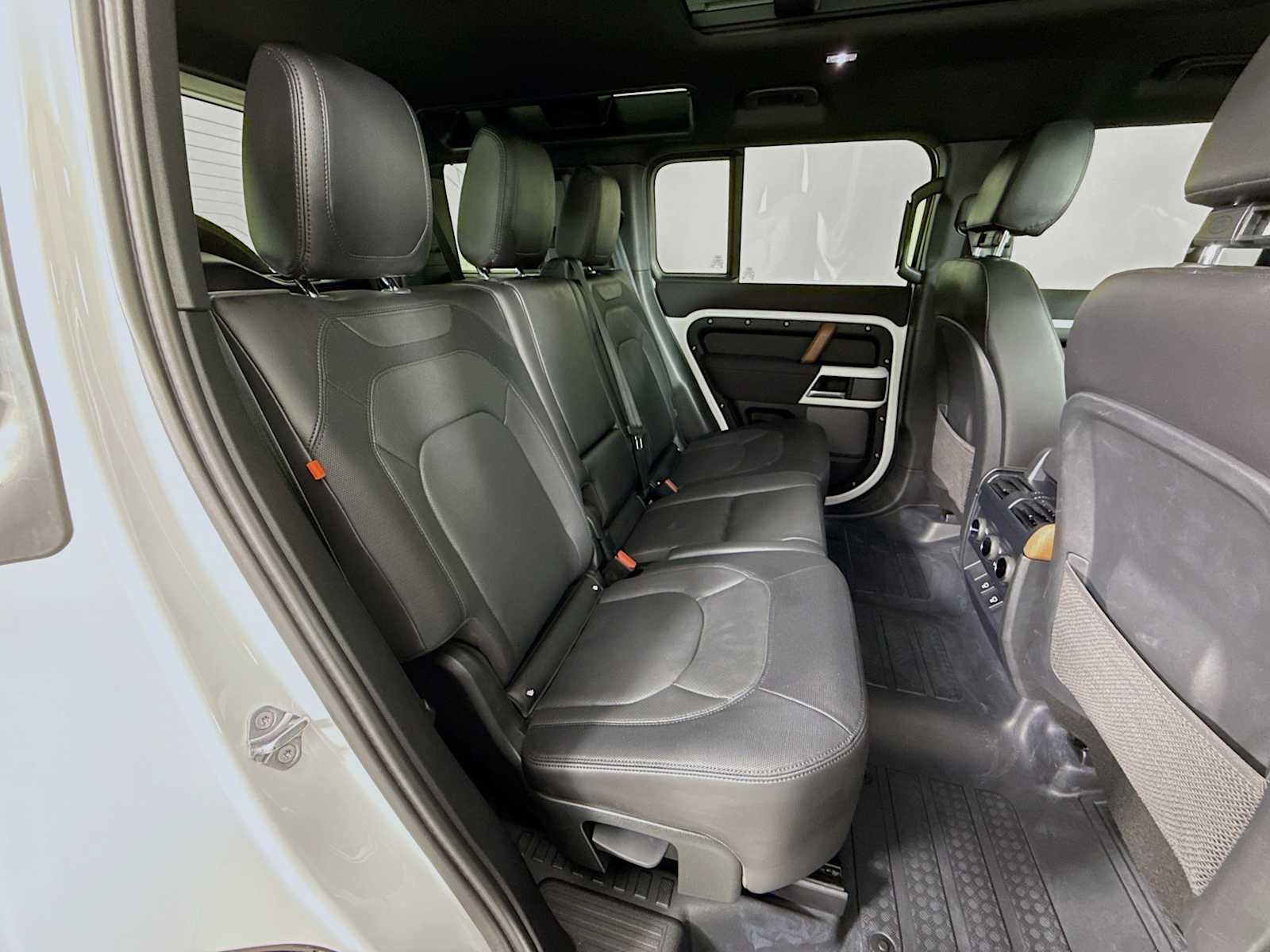 Used 2023 Land Rover Defender 110 X-Dynamic SE image 27