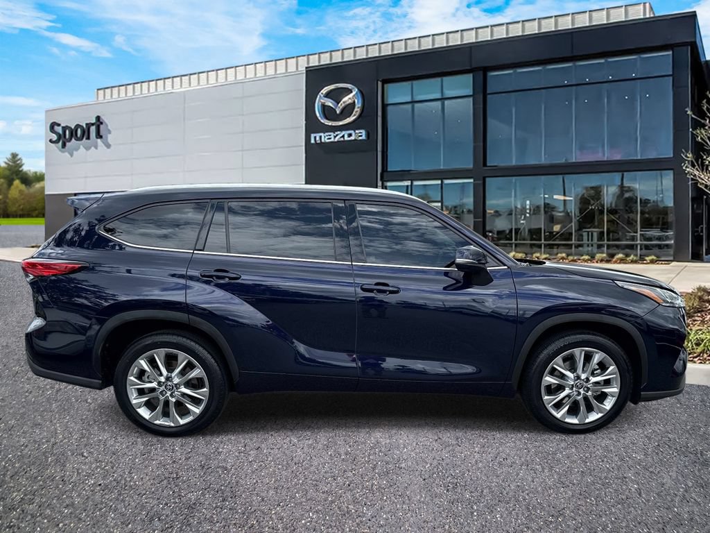 Used 2022 Toyota Highlander Limited FWD image 2