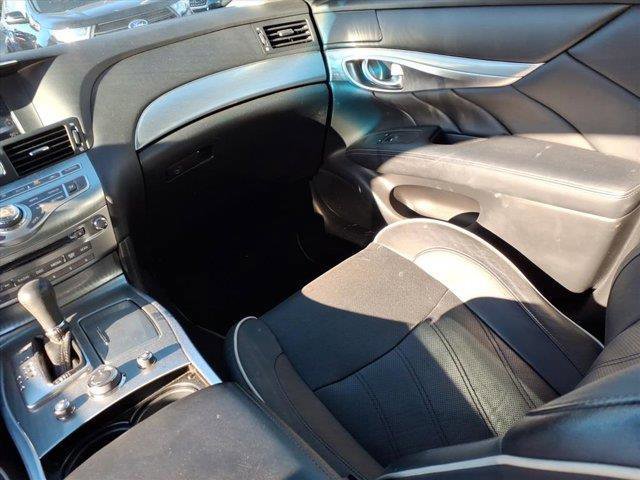 Used 2018 INFINITI Q70 Luxe image 17