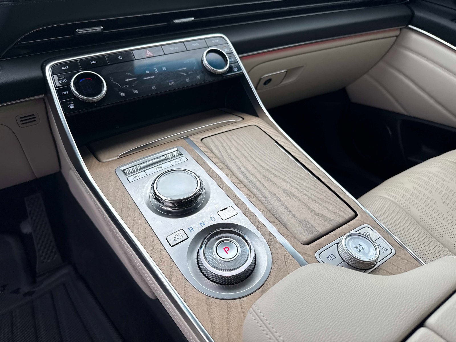 Used 2024 Genesis GV80 2.5T w/ Prestige Package image 27