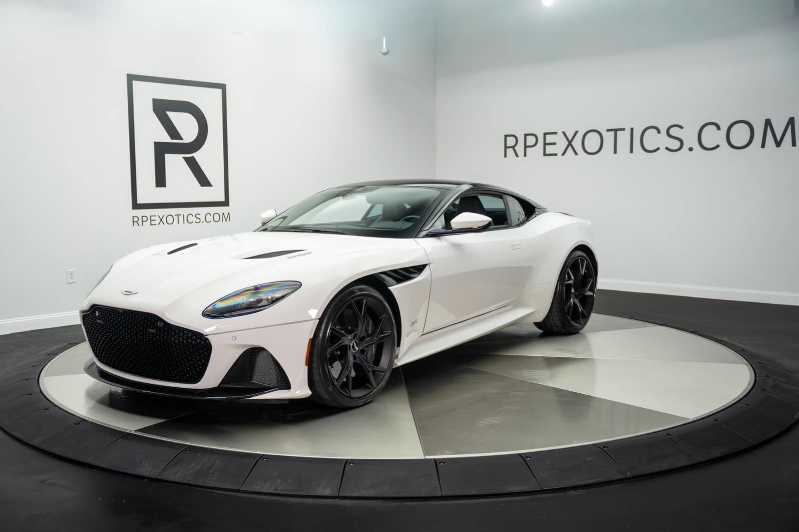 Used 2019 Aston Martin DBS Superleggera RWD image 1