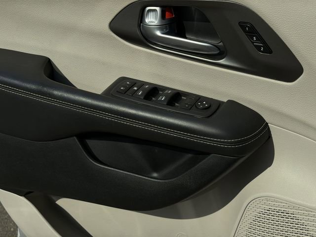 Used 2024 Chrysler Pacifica Touring-L image 32