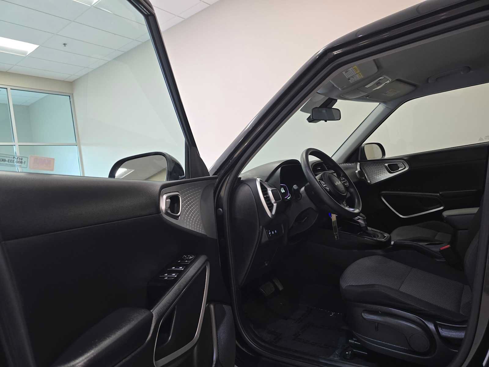 Used 2023 Kia Soul LX w/ LX Technology Package FWD image 21