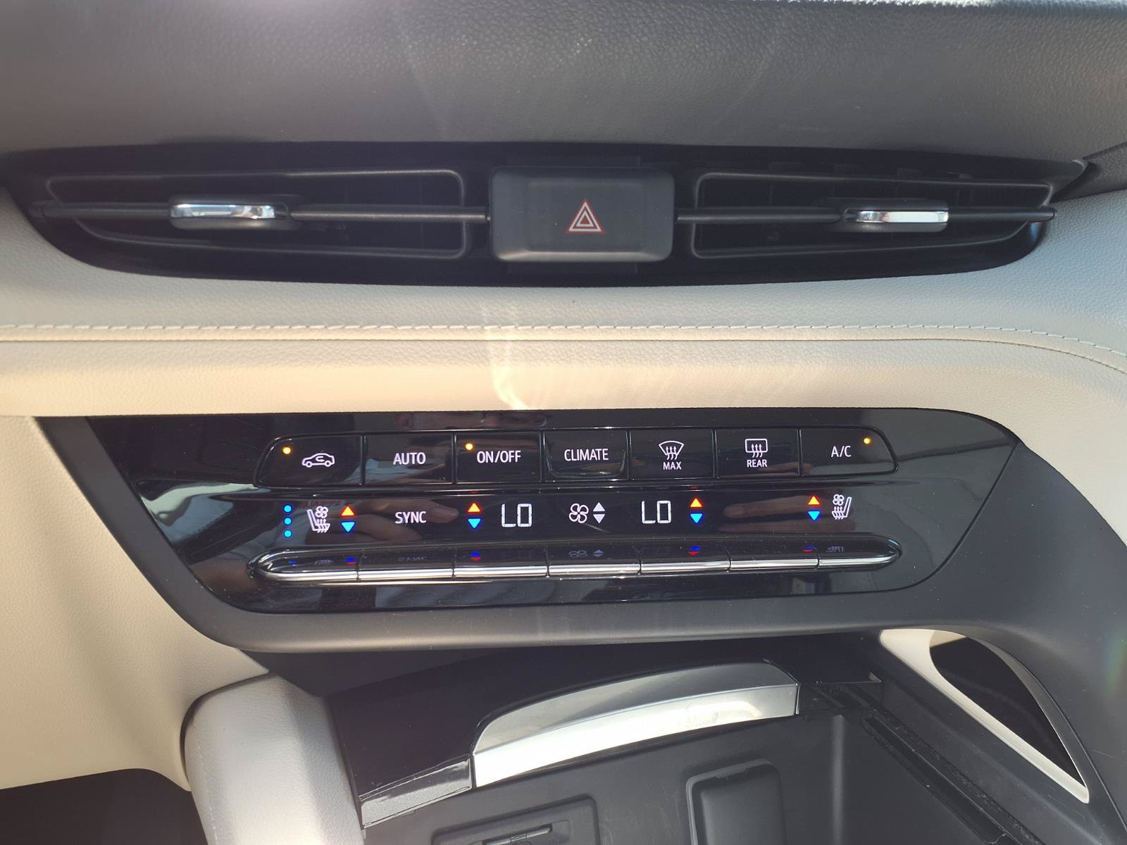 Used 2021 Buick Envision Avenir w/ Technology Package II FWD image 23