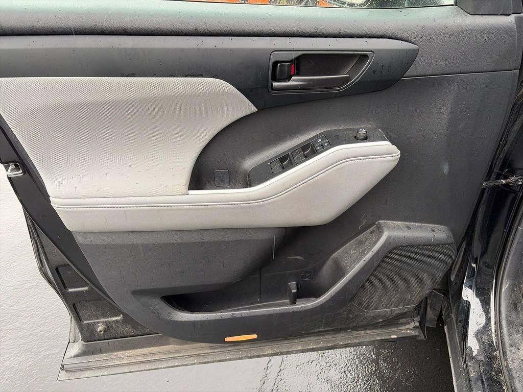 Used 2020 Toyota Highlander L FWD image 17