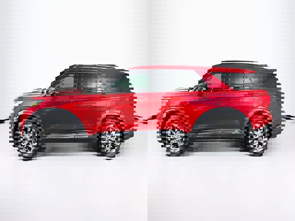 Certified 2022 Ford Explorer XLT w/ Equipment Group 202A image 3