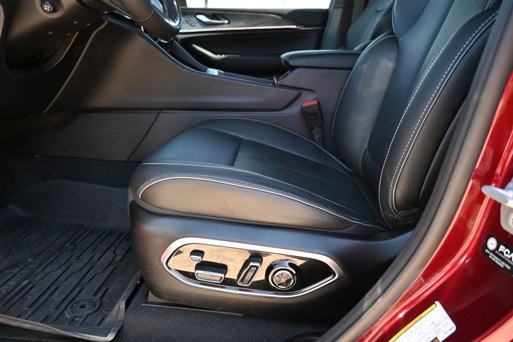 Used 2025 Jeep Grand Cherokee Overland w/ Luxury Tech Group IV image 14