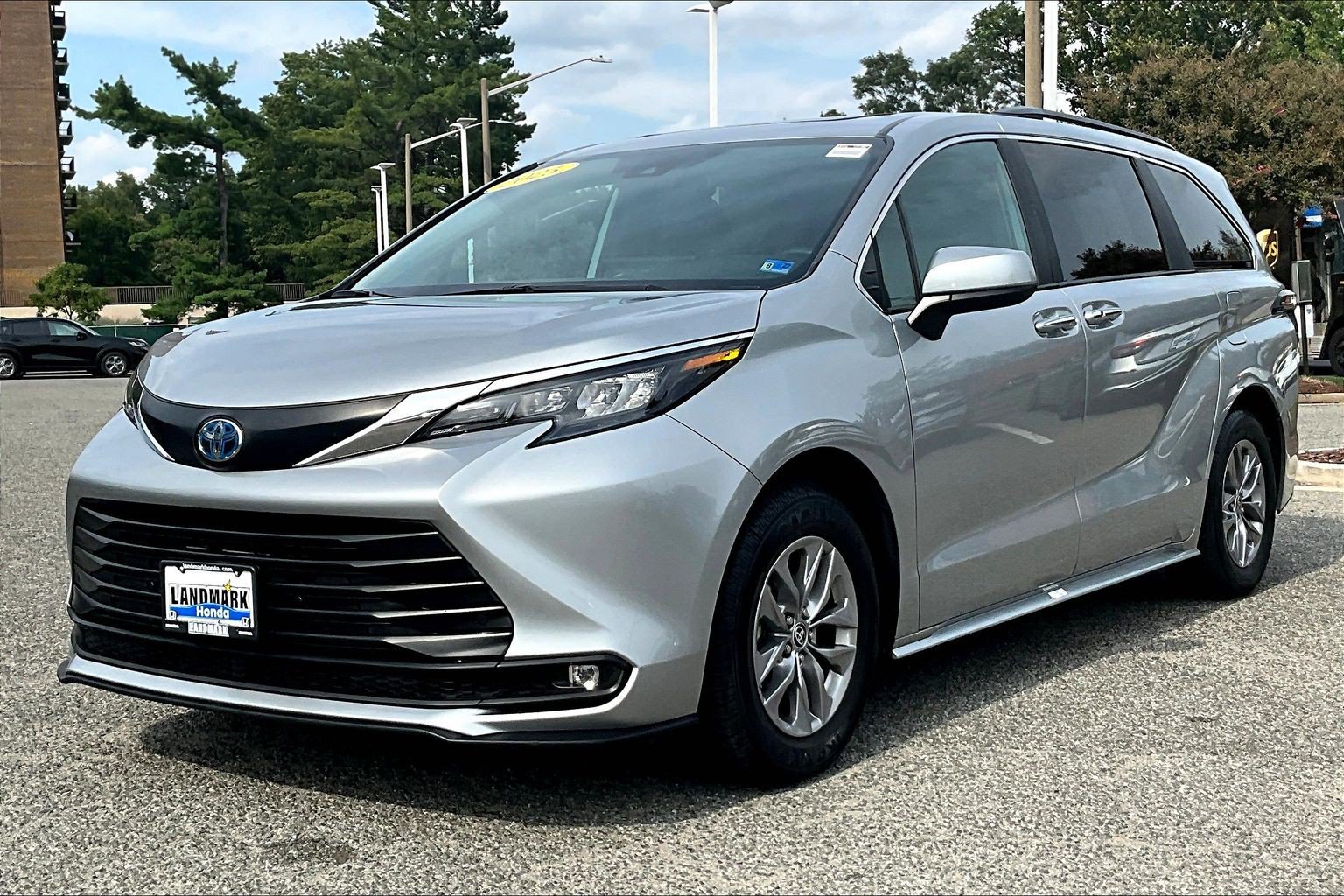 Used 2025 Toyota Sienna XLE FWD video 1