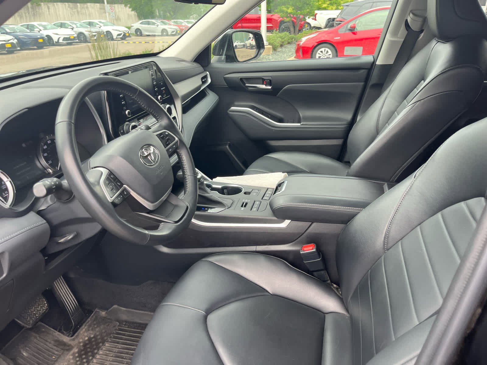 Used 2022 Toyota Highlander XLE AWD/4WD image 11