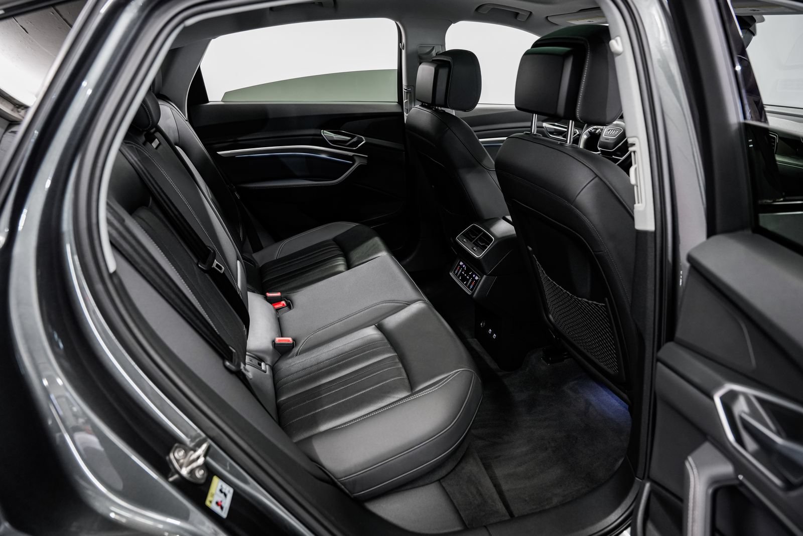 Used 2021 Audi e-tron Premium Plus w/ Premium Plus Package AWD/4WD image 32