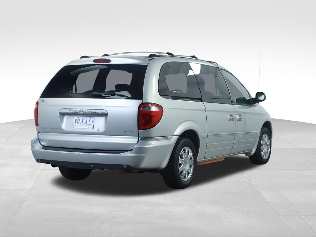 Used 2005 Chrysler Town & Country Limited FWD image 12