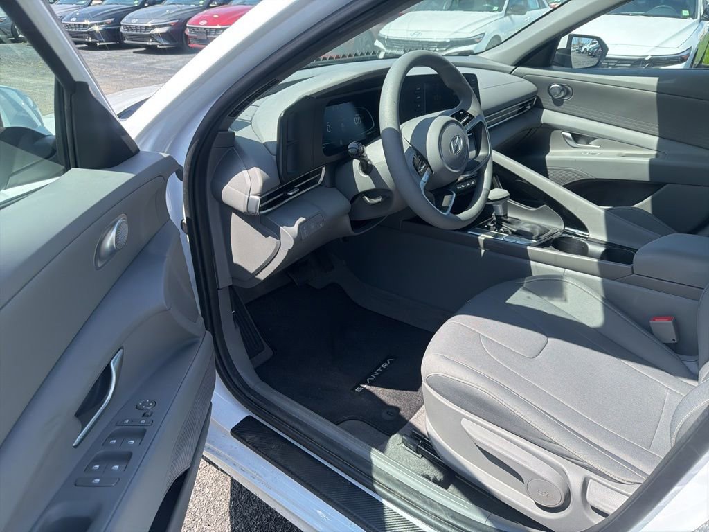 Used 2025 Hyundai Elantra Hybrid FWD image 18