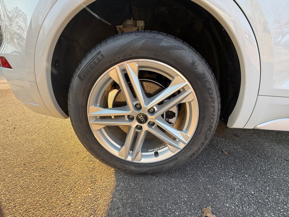 Used 2024 Audi Q5 e Premium w/ Convenience Package image 23