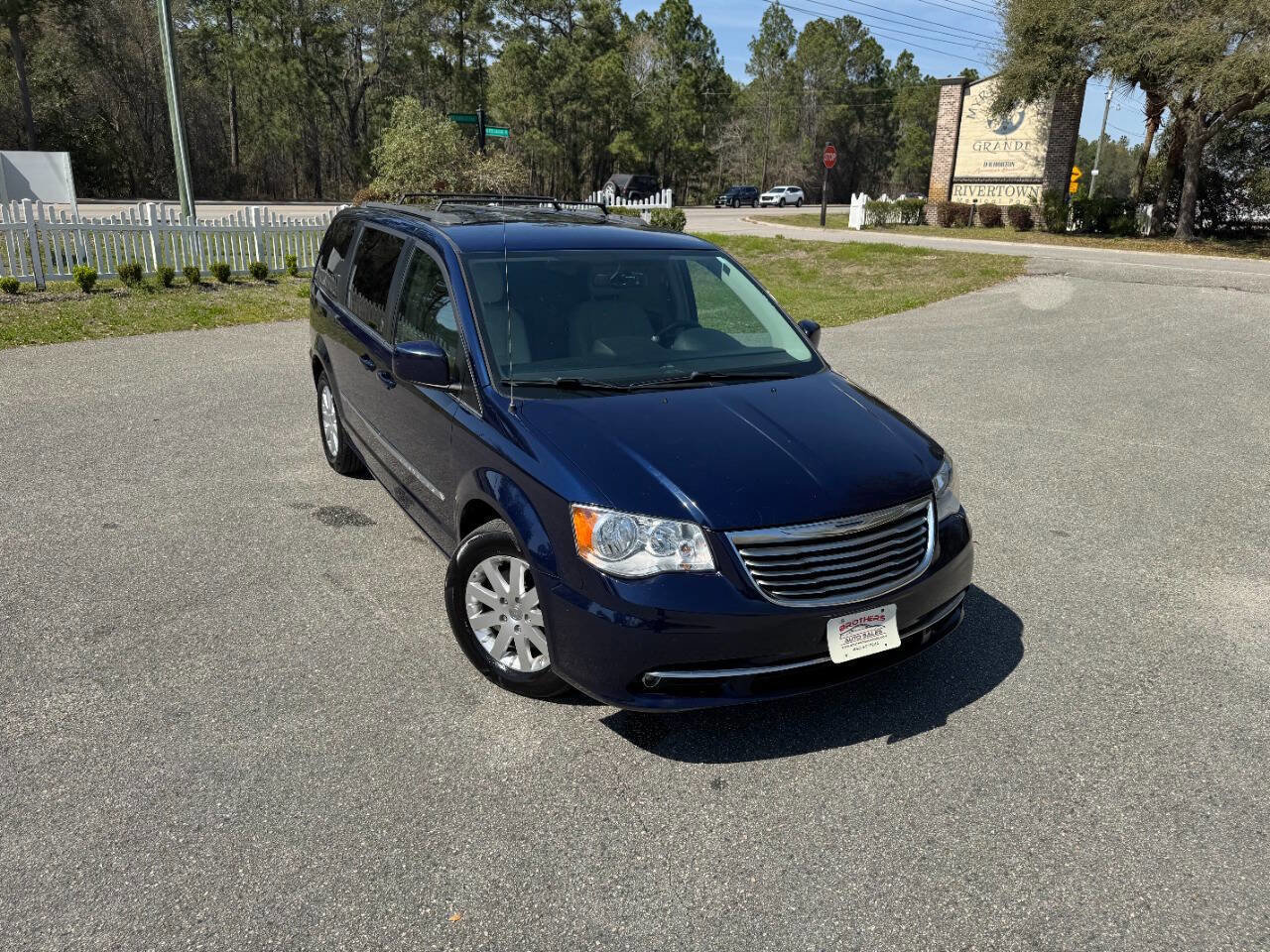 Used 2015 Chrysler Town & Country Touring image 38