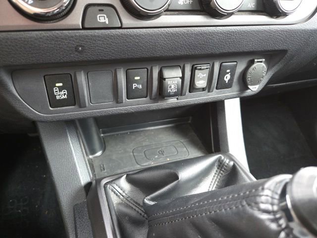Used 2019 Toyota Tacoma TRD Sport w/ TRD Premium Sport Package AWD/4WD image 17