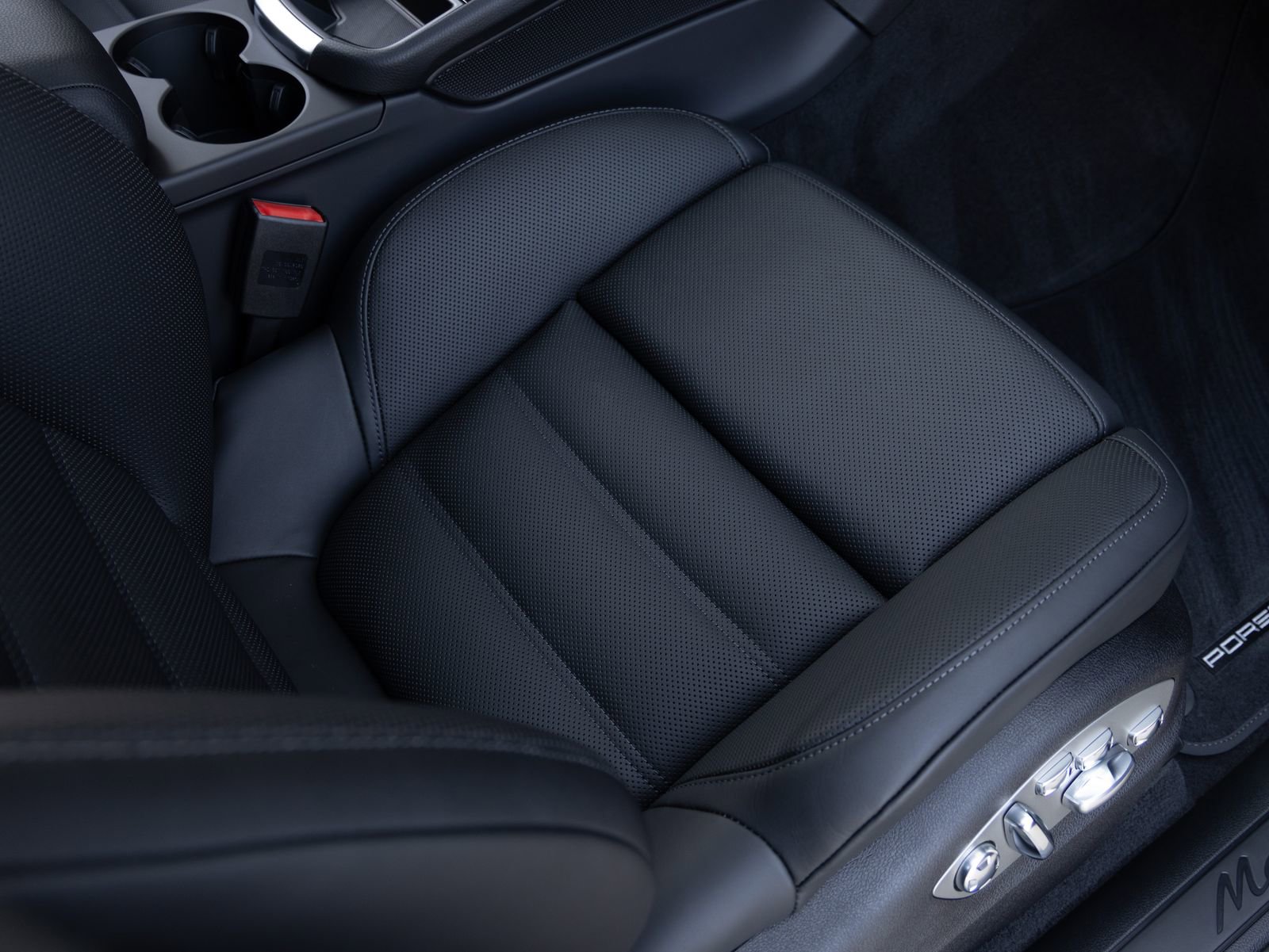 Certified 2025 Porsche Macan image 42