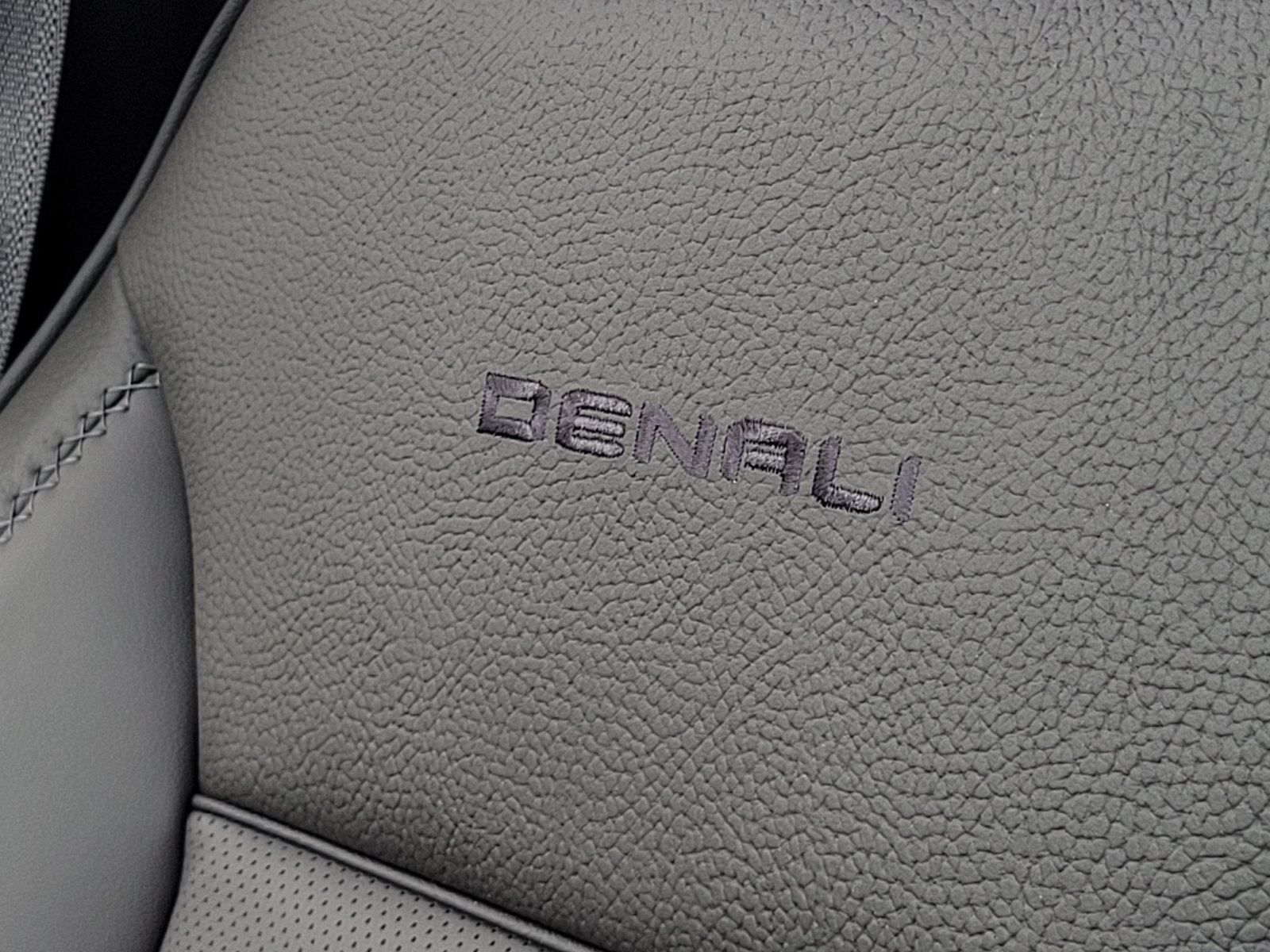 New 2026 GMC Yukon XL Denali w/ Denali Reserve Package AWD/4WD image 13