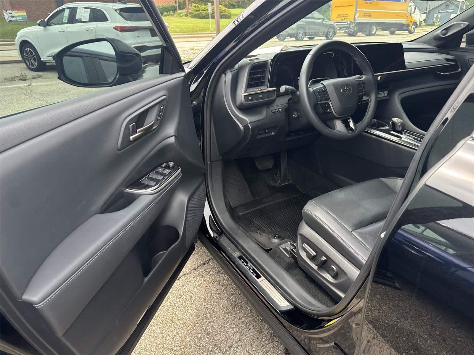 Used 2025 Toyota Crown Platinum AWD/4WD image 2