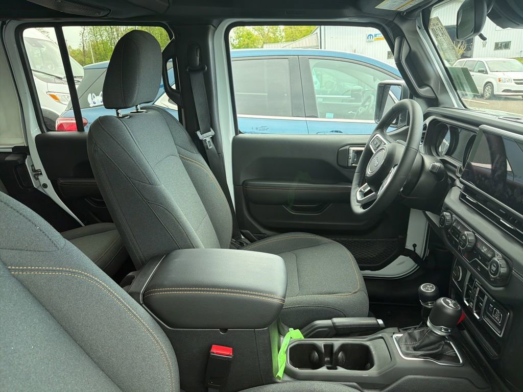 Used 2025 Jeep Wrangler Unlimited Sahara AWD/4WD image 10