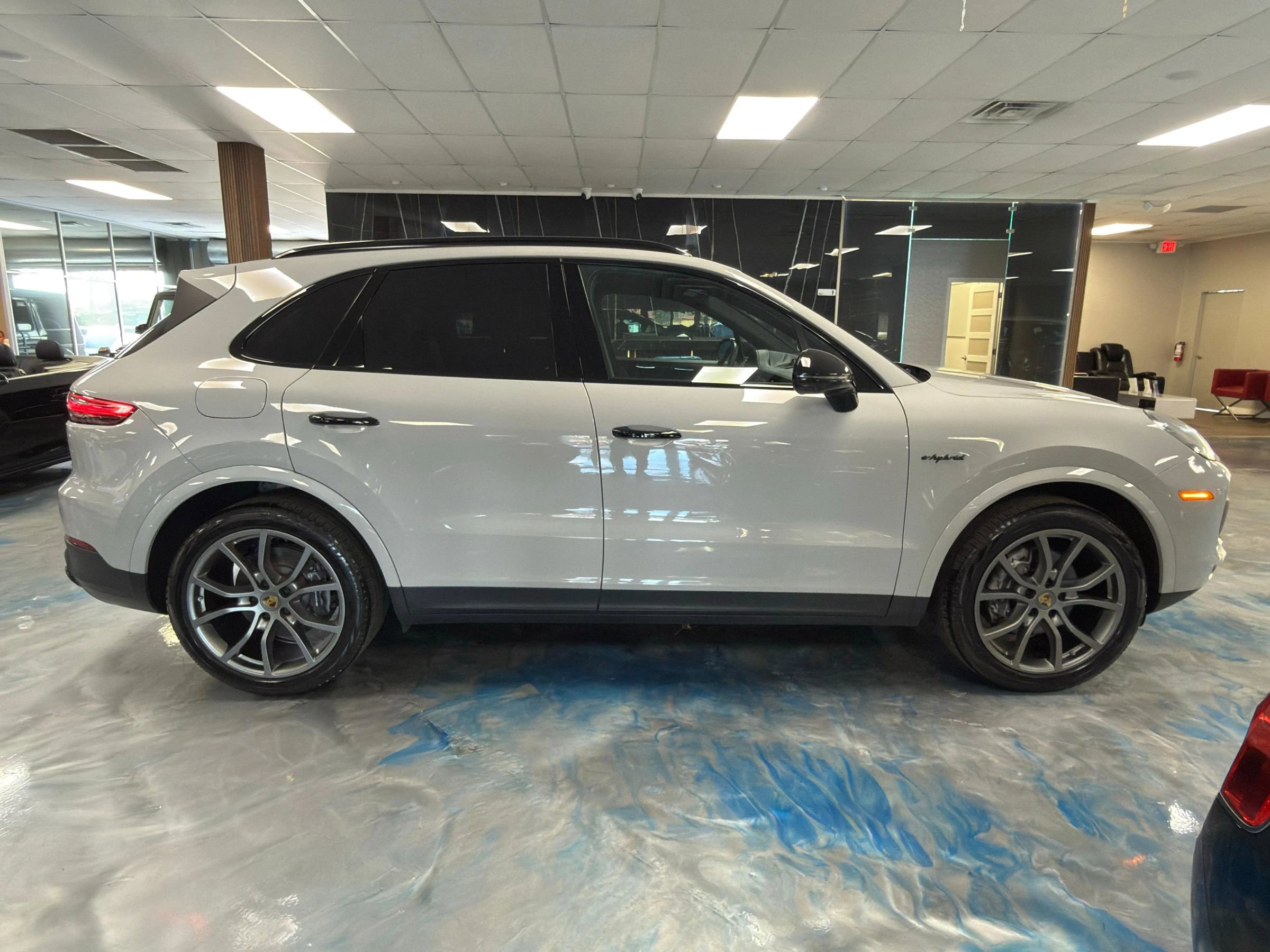Used 2022 Porsche Cayenne Platinum Edition w/ Premium Package Plus image 4