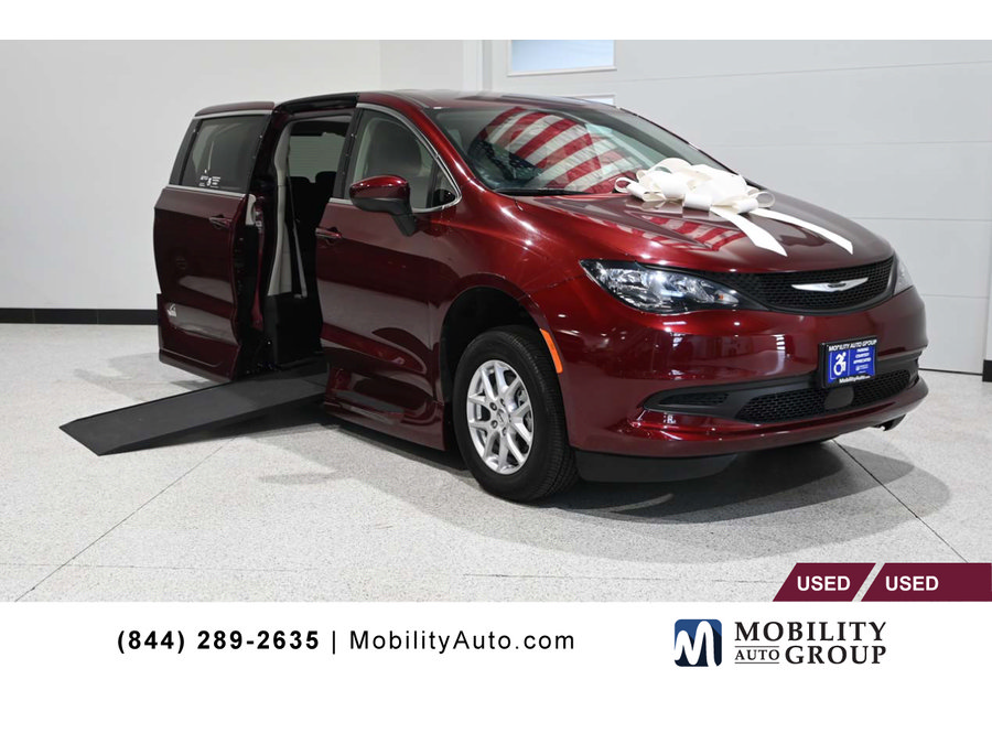 Used 2023 Chrysler Voyager LX FWD image 1