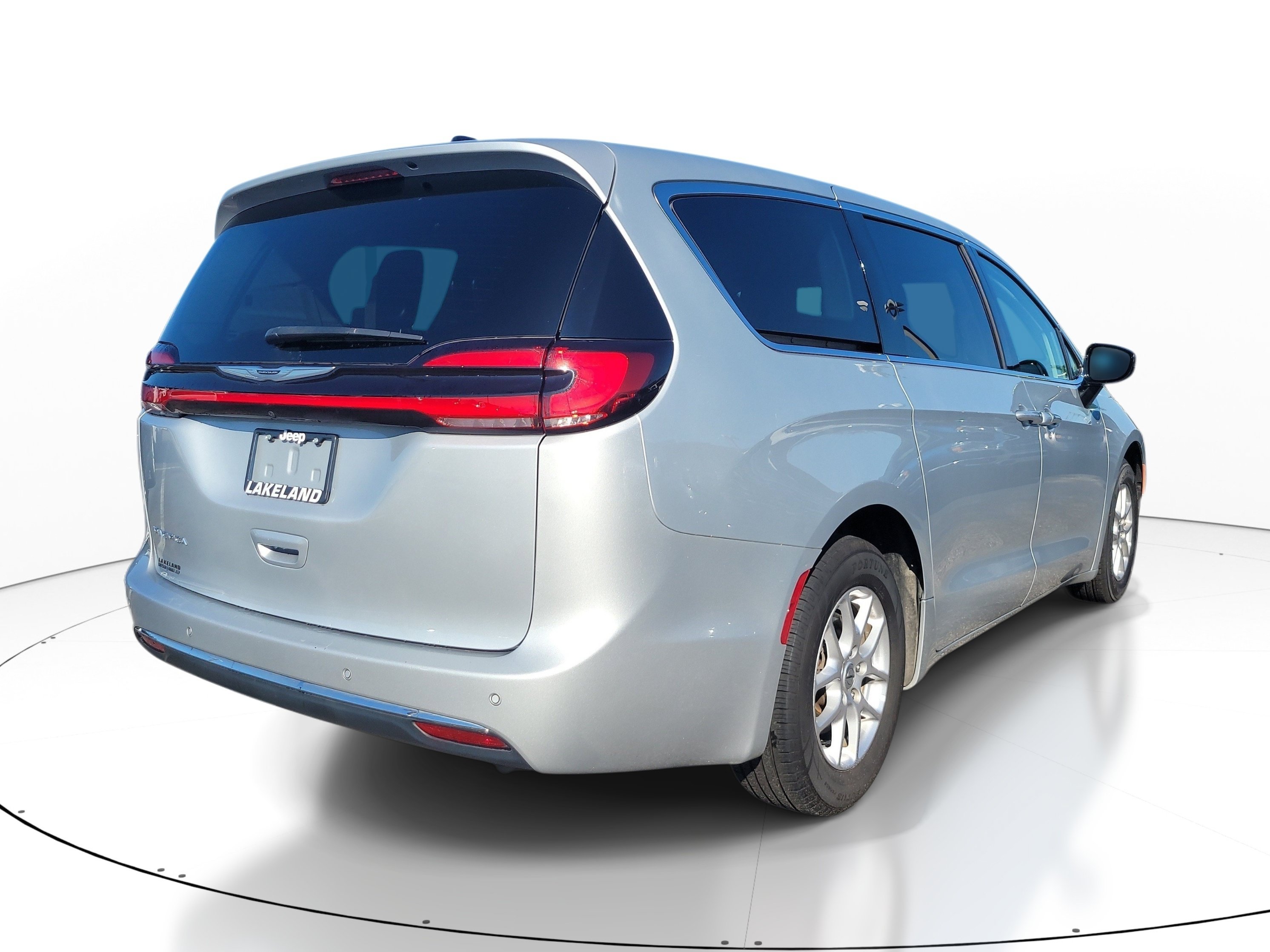 Used 2024 Chrysler Pacifica Touring-L FWD image 4