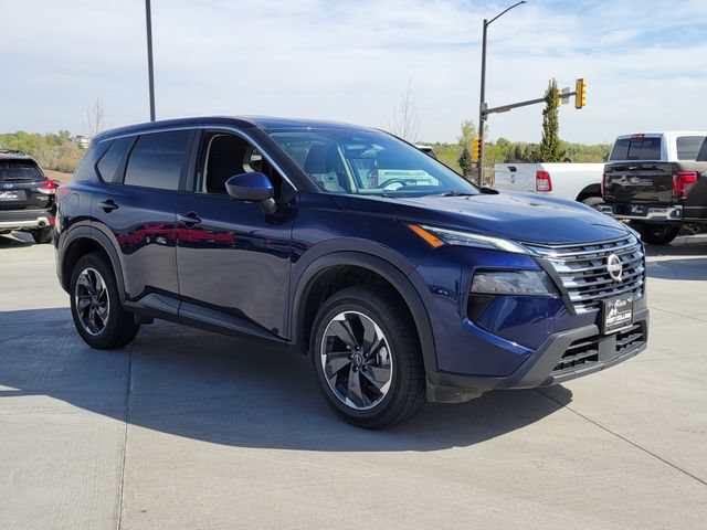 Used 2025 Nissan Rogue SV AWD/4WD image 4