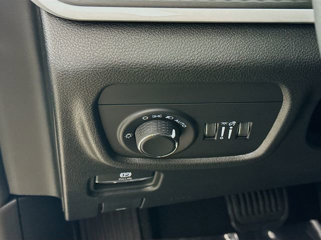 New 2025 Jeep Grand Cherokee Laredo w/ Luxury Tech Group I image 9