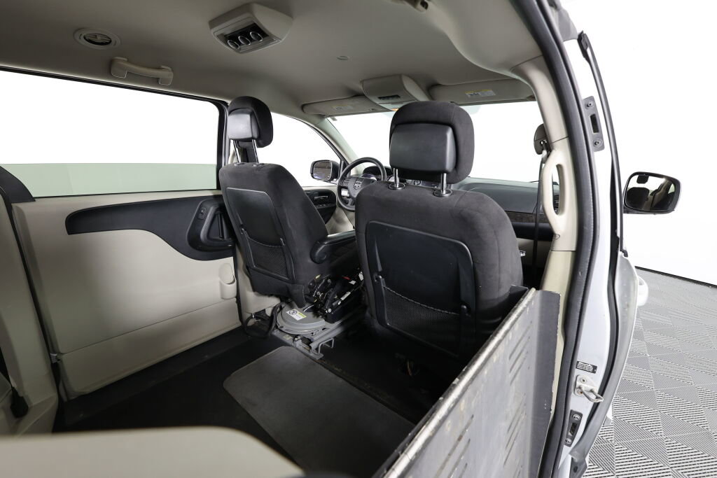 Used 2012 Dodge Grand Caravan SXT image 19