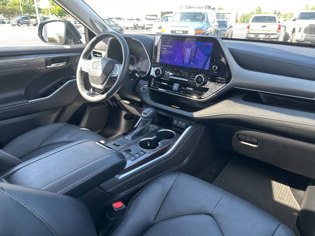 Certified 2025 Toyota Highlander Limited AWD/4WD image 40