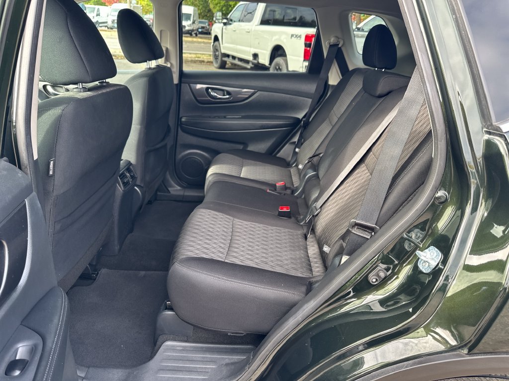 Used 2018 Nissan Rogue SV AWD/4WD image 15