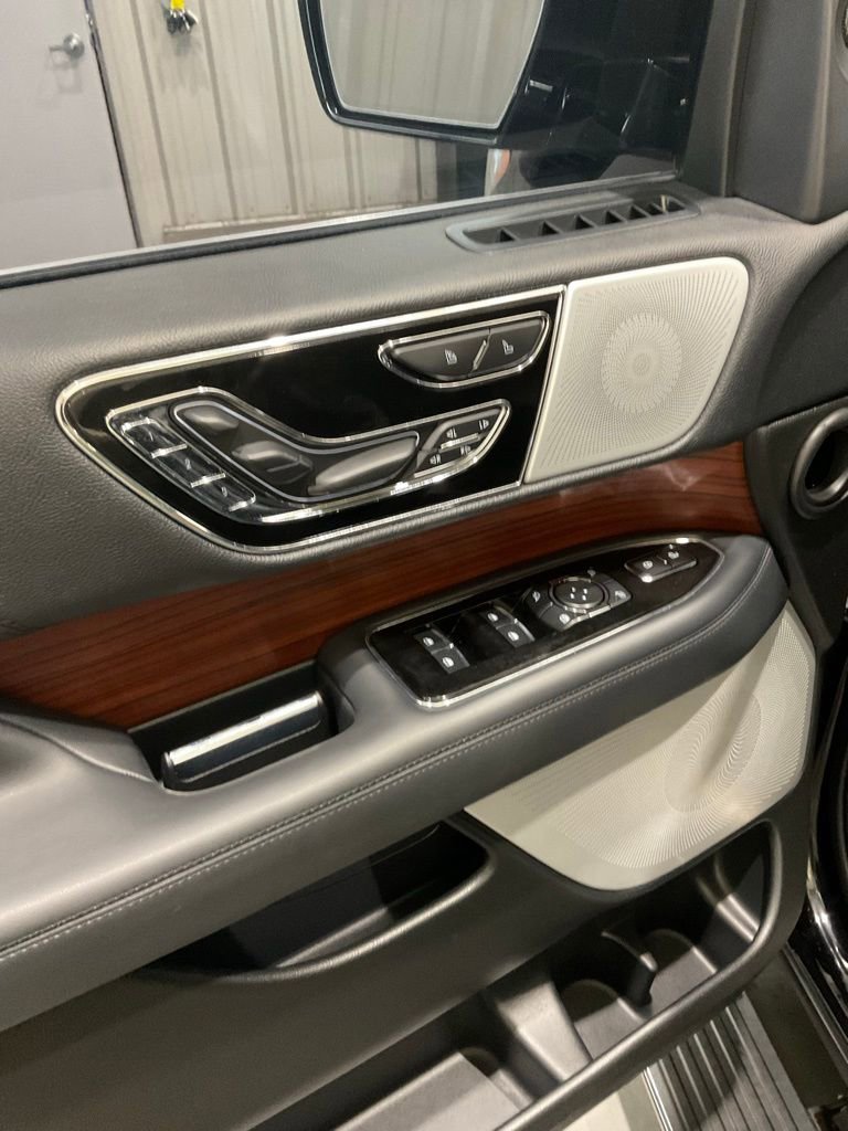 Used 2023 Lincoln Navigator Reserve AWD/4WD image 7