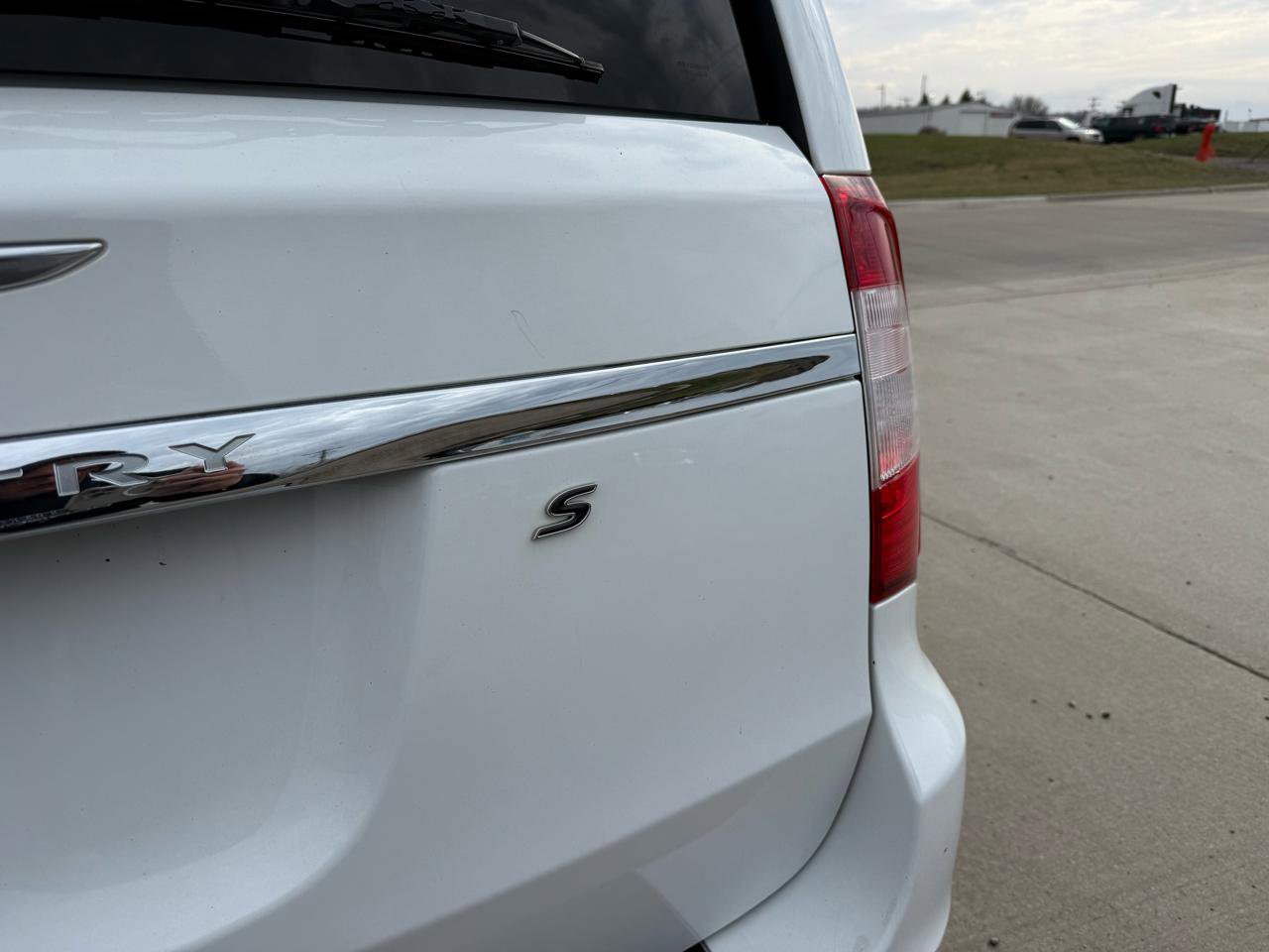 Used 2014 Chrysler Town & Country S FWD image 7
