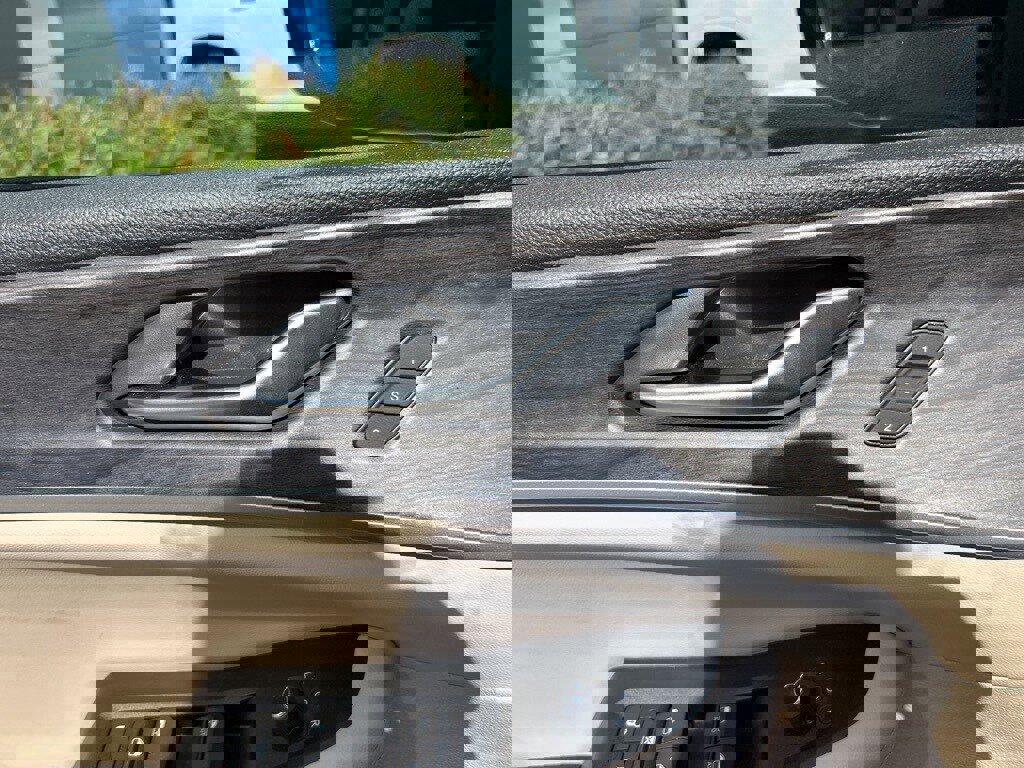 Used 2024 Jeep Grand Cherokee Limited w/ Luxury Tech Group II image 22