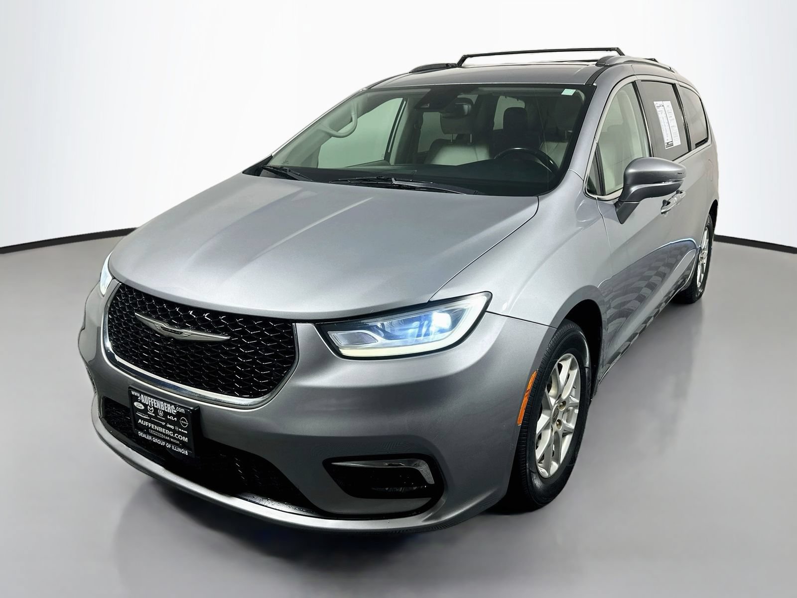 Used 2021 Chrysler Pacifica Touring-L FWD image 3