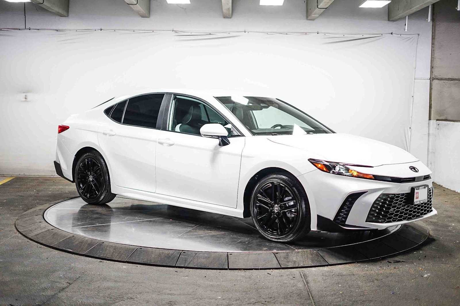 Used 2026 Toyota Camry SE FWD image 5