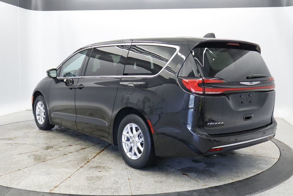 Certified 2023 Chrysler Pacifica Touring-L FWD image 3