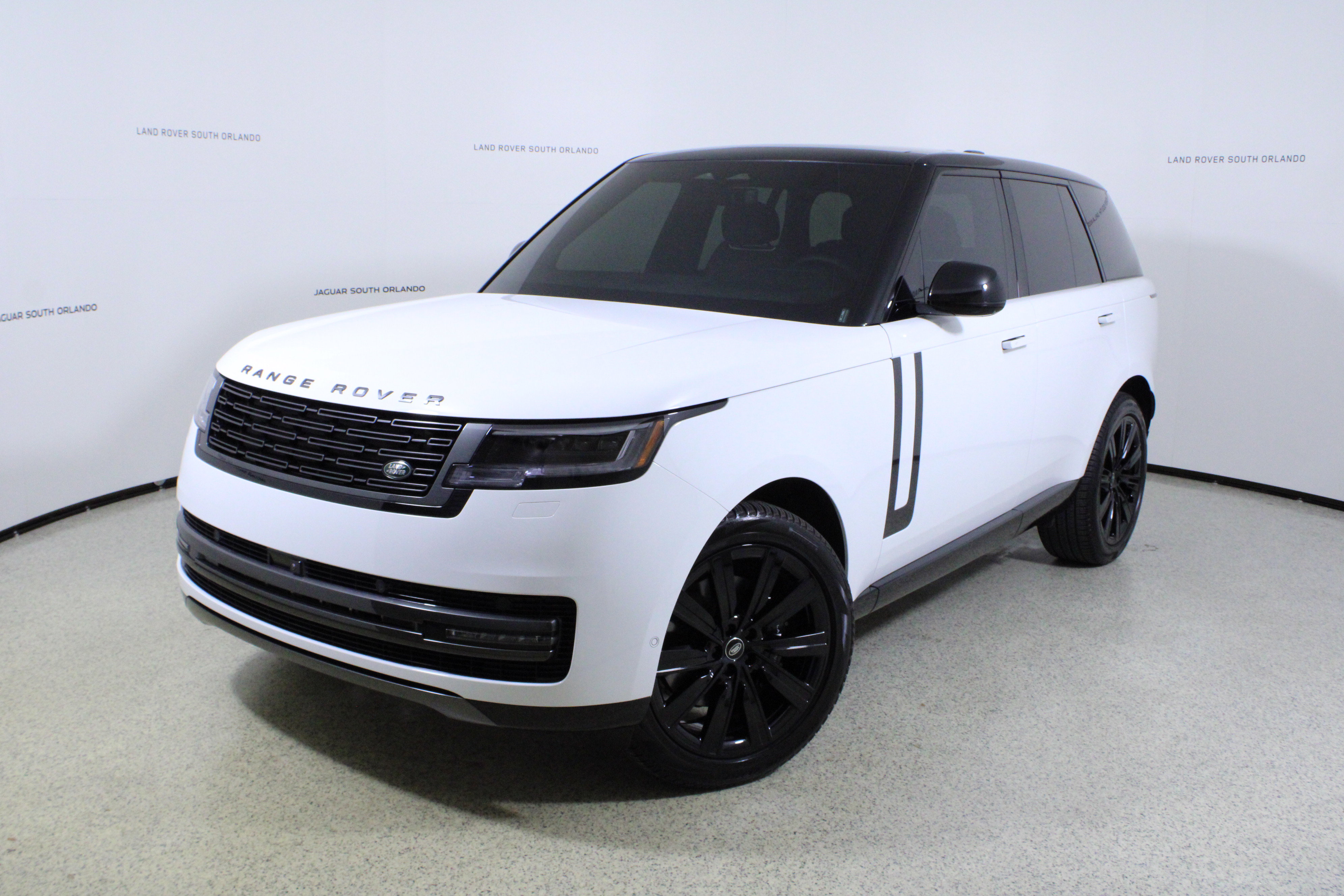 Used 2024 Land Rover Range Rover SE image 1