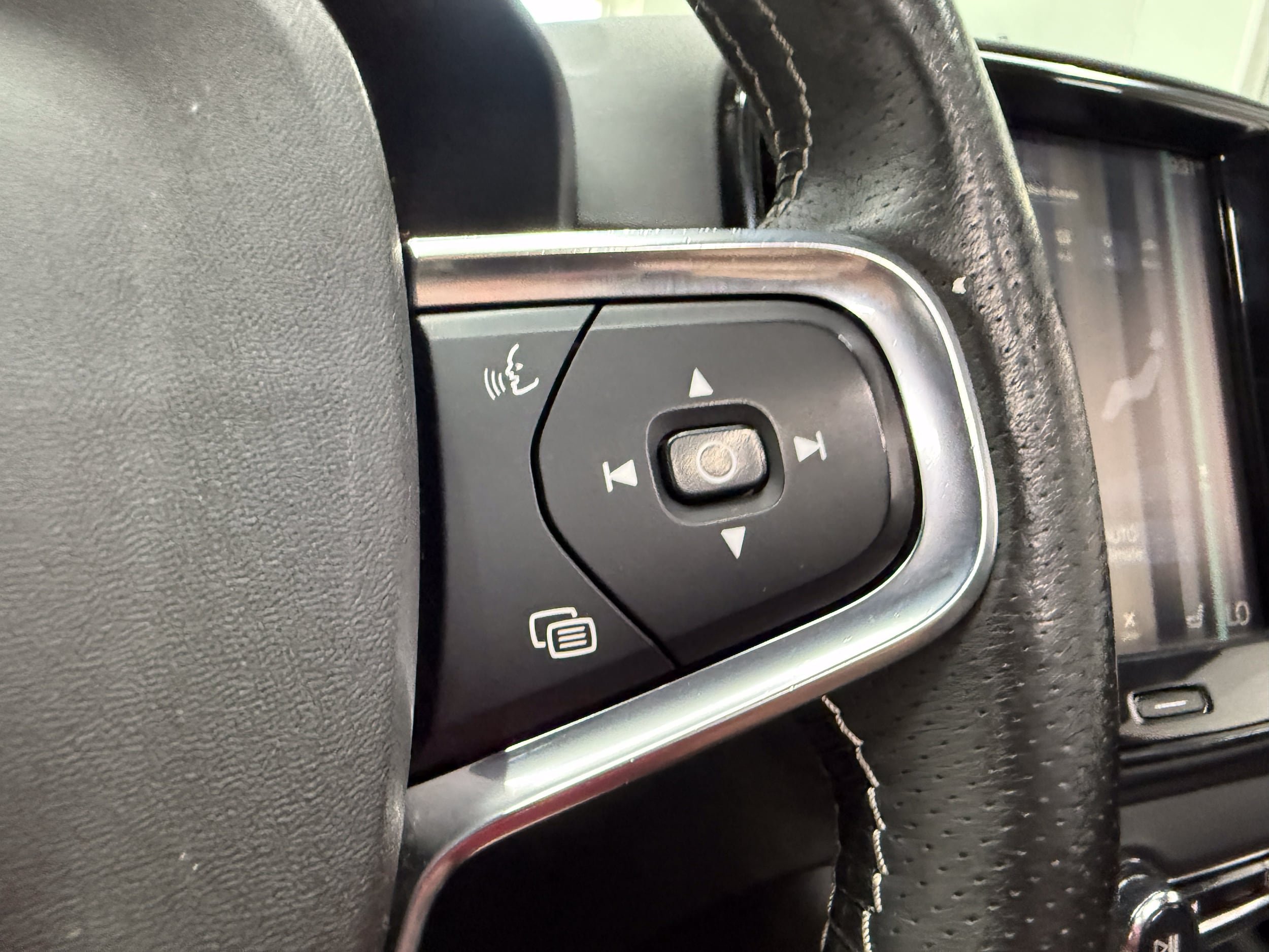 Used 2021 Volvo XC40 T5 R-Design AWD/4WD image 14