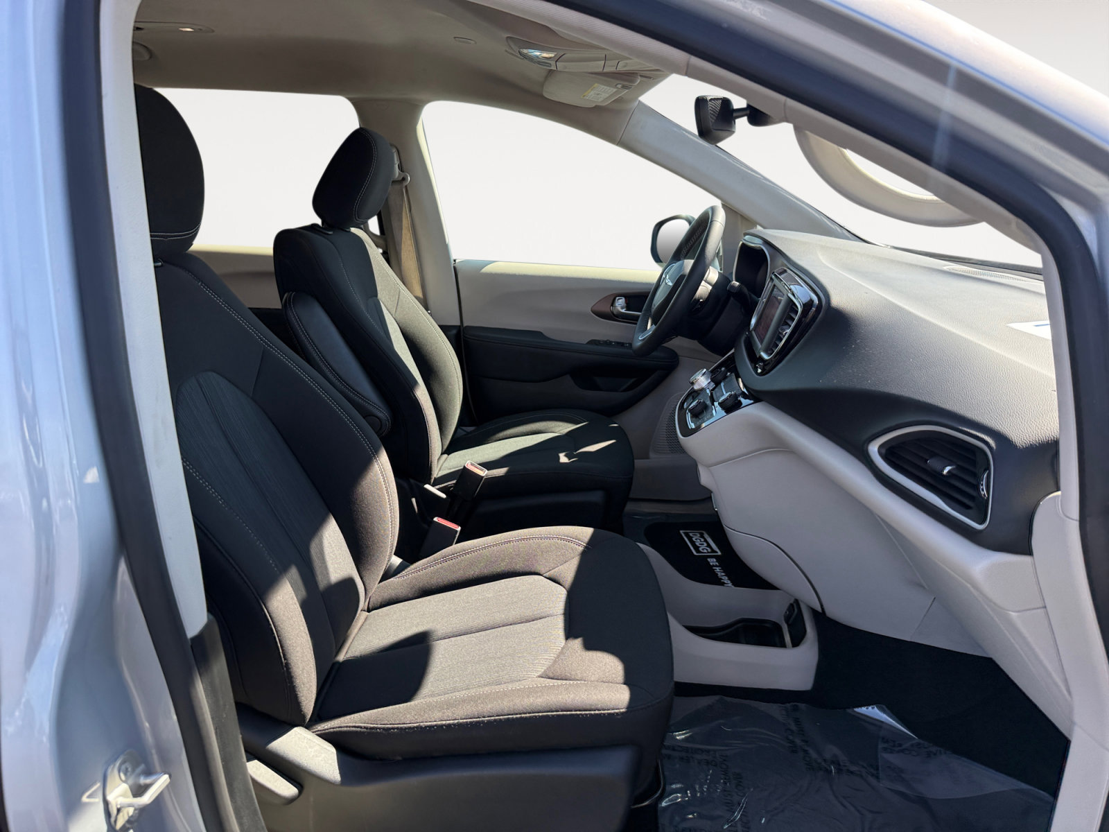 Used 2023 Chrysler Voyager LX image 19