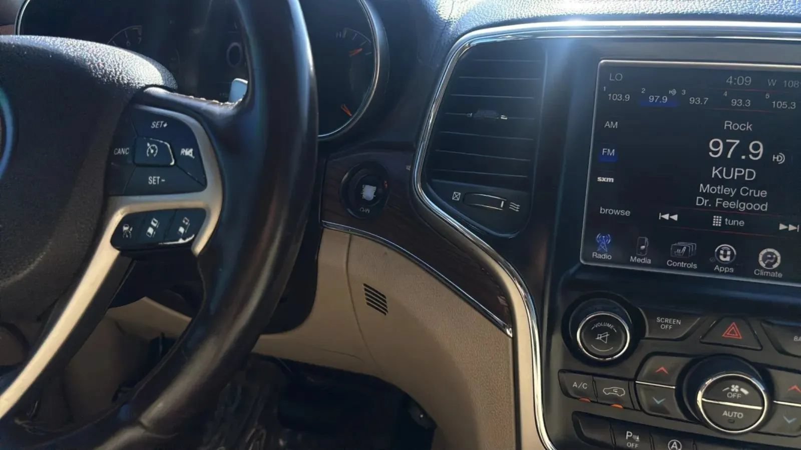 Used 2016 Jeep Grand Cherokee Overland w/ Advanced Technology Group AWD/4WD image 14